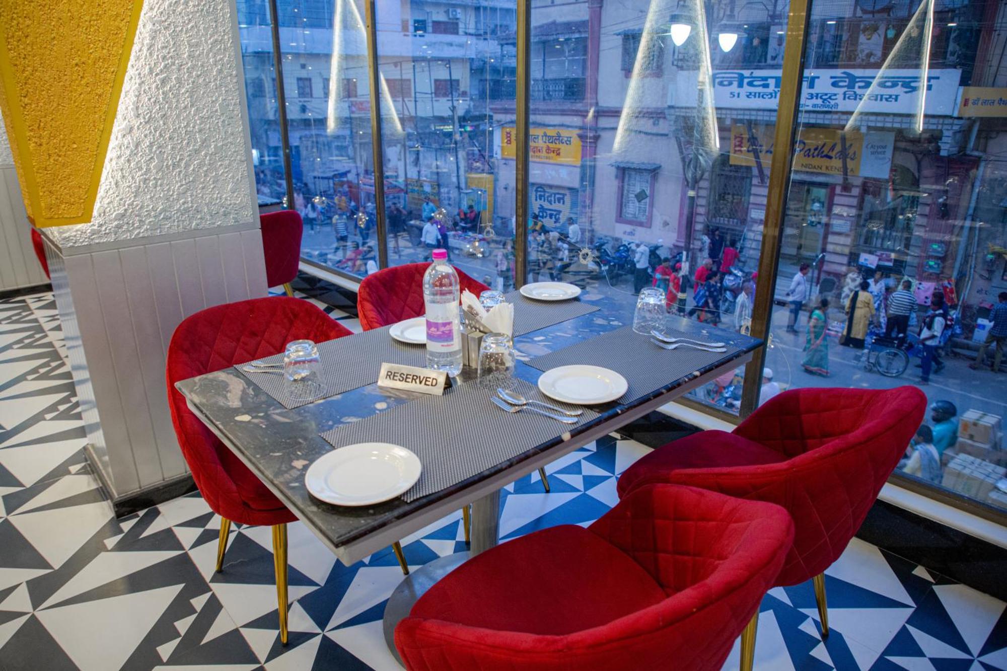 Pearl Courtyard Hotel Varanasi Bagian luar foto